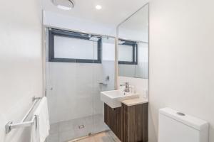 穆卢拉巴First Light Mooloolaba 9th floor apartment with ocean views的带水槽和淋浴的白色浴室