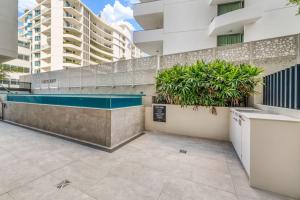 First Light Mooloolaba 9th floor apartment with ocean views内部或周边的泳池