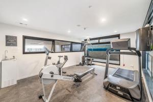First Light Mooloolaba 9th floor apartment with ocean views的健身中心和/或健身设施