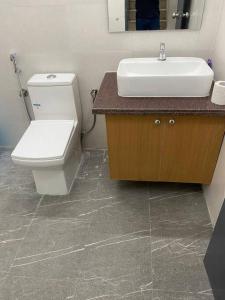 een badkamer met toilet en wastafel bij 3bhk villa at koramangala in Bangalore
