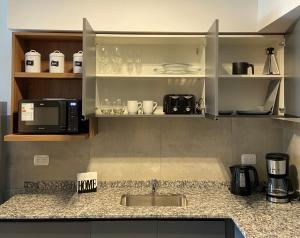 梅塞德斯镇Departamento FUCO con cochera Villa Mercedes San Luis的带水槽和微波炉的厨房柜台 更多5张照片