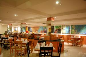 מסעדה או מקום אחר לאכול בו ב-Baron Beach Hotel