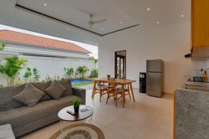 un salon avec un canapé et une table dans l'établissement Villa Polo - Padonan near Canggu with Private Pool, à Dalung