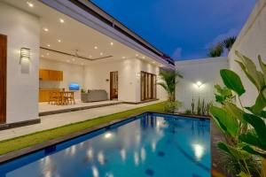 une image d'une piscine en face d'une maison dans l'établissement Villa Polo - Padonan near Canggu with Private Pool, à Dalung