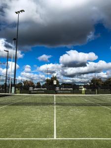 Tennis eller squash på eller i nærheten av Unwind in style only 7km from CBD