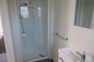 O baie la Self-Contained Sleep out