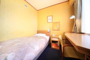 Postel nebo postele na pokoji v ubytování Niigata Station Hotel