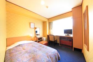 Postel nebo postele na pokoji v ubytování Niigata Station Hotel