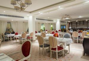 Restavracija oz. druge možnosti za prehrano v nastanitvi Fragrant Nature Kochi - A Five star Classified Hotel