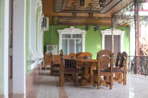 una sala da pranzo con tavolo e sedie in legno di Sipehr Hotel a Chkalovsk