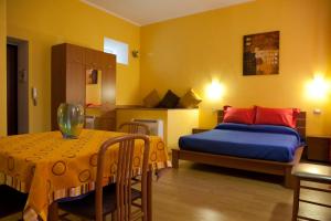 1 dormitorio con 1 cama y 1 mesa con silla en Abba De Mar, en Alghero