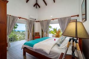 安塞奥潘奥卡普自助式公寓的一间带床的卧室，可欣赏海景