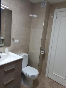 Koupelna v ubytování Apto Palacios con Piscina y Parking + 5 fotografií