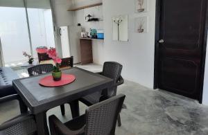 里奥阿查Apartamento Victoria B的餐厅里有一张桌子和几把椅子 更多23张照片