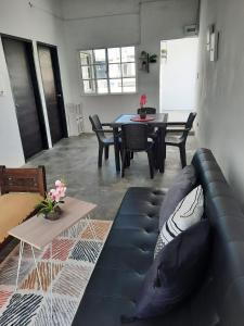 里奥阿查Apartamento Victoria B的客厅里有一张沙发和一张桌子。