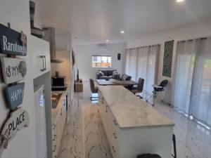 Te Aro Villa in Muri 1 &2的休息区