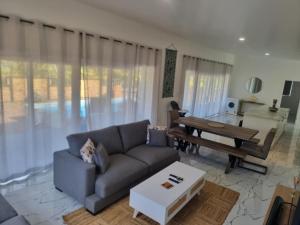 Te Aro Villa in Muri 1 &2的休息区