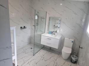 Te Aro Villa in Muri 1 &2的一间浴室
