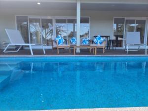 Te Aro Villa in Muri 1 &2内部或周边的泳池