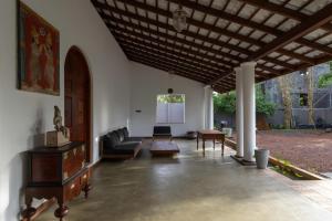 Ruang duduk di Mudliyar House