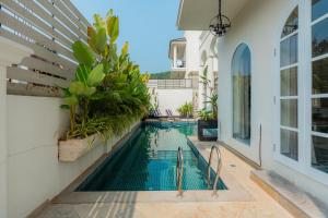 a swimming pool in the middle of a building at ELIVAAS 4 BHK Villa with Pvt Pool & Jacuzzi-Yashgeet in Siolim