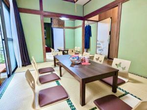 涩川市Private Lodge 春夏秋冬 -SHIKI-的配有木桌椅的餐厅