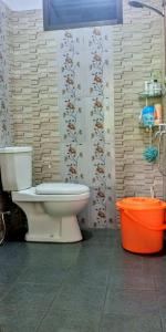 PalasariTenda Kebun Sukaharja Bogor的墙壁前带卫生间的浴室