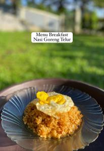 PalasariTenda Kebun Sukaharja Bogor的桌上盘子里的食物