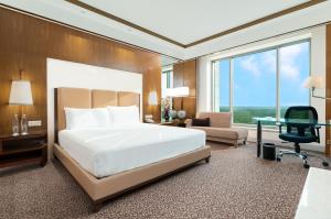 Postel nebo postele na pokoji v ubytování Crowne Plaza New Delhi Okhla by IHG