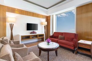 TV a/nebo společenská místnost v ubytování Crowne Plaza New Delhi Okhla by IHG