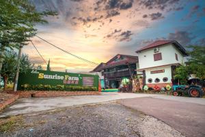 LabisにあるLABIS SUNRISE FARM STAYの夕日を背景に建てられた通りの建物 +36枚の写真