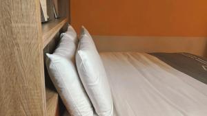 Letto o letti in una camera di Chill Roof Hotel