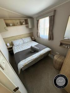 Katil atau katil-katil dalam bilik di B9 - Sunnymede Fantasy Island - hot tub, pet friendly, WiFi, ramped veranda - Meadow Lakes Caravan & Lodge Hire