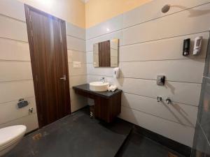 un bagno con lavandino e WC di 5BHK Home Away from Home at Ranjit Avenue Amritsar ad Amritsar