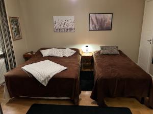 a room with two beds in a room at Lägenhet centralt i Halmstad in Halmstad