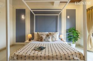 カルジャットにあるEKOSTAY - Amanta Villas- 15BHK & 21BHK with Complimentary DJ for 21BHK I 2 Pools I 2 Turfsのベッドルーム(天蓋付きベッド、本付)