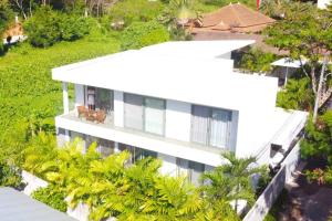Una vista aérea de una casa blanca con palmeras. en Modern pool villa 3 bedrooms, en Rawai Beach