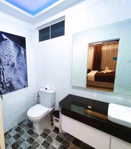 Un baño con inodoro, lavabo y cama. en Modern pool villa 3 bedrooms, en Rawai Beach