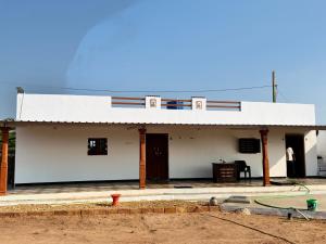 un edificio en construcción con la parte delantera en Ravrayhomestay, en Dholovira