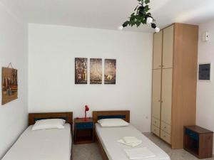 Posteľ alebo postele v izbe v ubytovaní Palmos Self-Catering Apartment with sea view