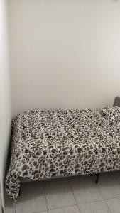 Rúm í herbergi á 2 Chambre disponible
