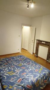 Rúm í herbergi á 2 Chambre disponible