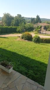a view of a yard with green grass at Gentil coquelicot in Mirepoix