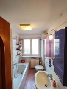 a bathroom with a tub and a sink and a toilet at Appartamento Hygge House in Montecatini Terme