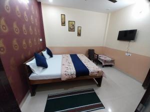Postel nebo postele na pokoji v ubytování Krishna ji paying guest house