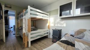 a room with two bunk beds in a room at Update Location in Lanester