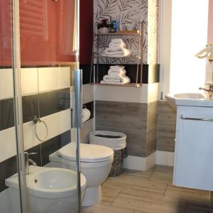 une salle de bain avec toilettes et lavabo dans l'établissement Chloe's Rooms, à Cagliari