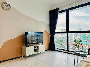 Μια τηλεόραση ή/και κέντρο ψυχαγωγίας στο 12 pax luxury seaview infinity pool apartment