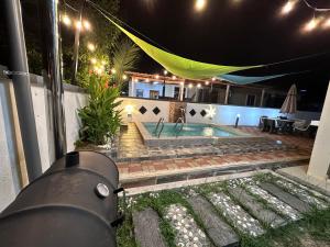 einen Hinterhof mit Pool in der Nacht in der Unterkunft DeCherating privatepool in Cherating