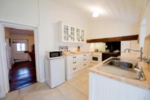 A kitchen or kitchenette at Yelki by the Sea